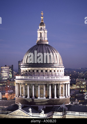 Cielo di tramonto sulla City di Londra e i riflettori iconico St Pauls Cathedral vista aerea della cupola compreso il pubblico viewpoint & Golden Gallery England Regno Unito Foto Stock