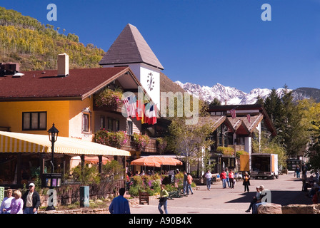 Scena di strada a Vail Colorado guardando verso il Gore Mountain Range Foto Stock