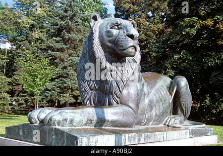 Lion scultura fuori la tomba del Milite Ignoto e la Santa Chiesa di Sofia, Sofia, Bulgaria Foto Stock