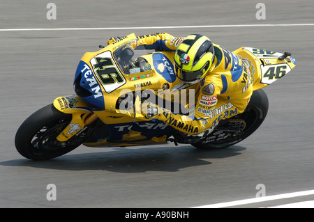 Valentino Rossi (ITA) Racing alla 2006 GAS British Grand Prix motociclistico di Donington Park Foto Stock
