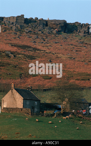 Overstones agriturismo casa remota sulla brughiera al di sotto del bordo Stanage nel Derbyshire "Gran Bretagna" Foto Stock