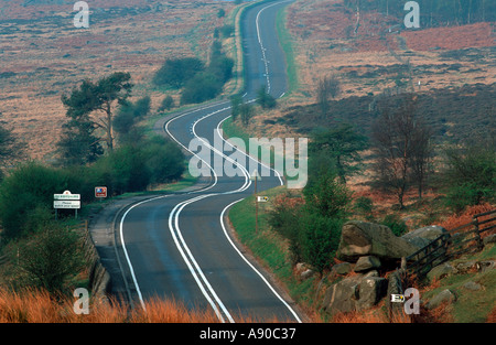 Avvolgimento strada deserta sulla A6187 A "Ponte Burbage' nel Derbyshire "Gran Bretagna" Foto Stock