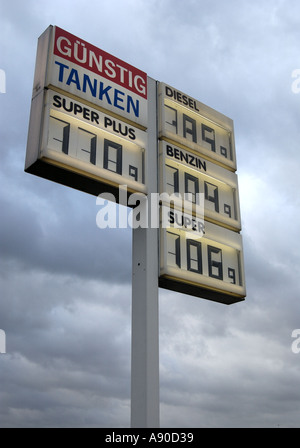 Segno che mostra i prezzi della benzina a un tedesco di gas station Foto Stock