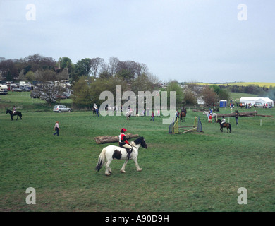 Giovane pilota esercitando un suo pony presso il village estate gymkhana nel Lincolnshire Wolds REGNO UNITO Foto Stock
