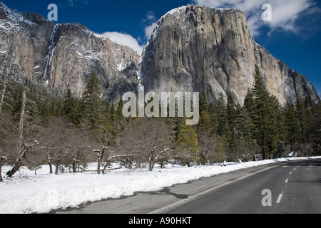 Coperta di neve nebbia picchi di montagna nel Parco Nazionale di Yosemite Foto Stock