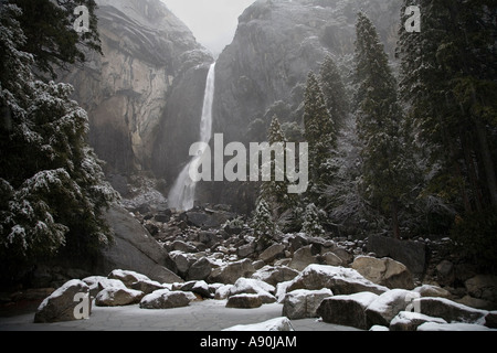 Superiore e inferiore di Yosemite Falls in inverno Foto Stock