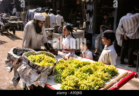 India Maharashtra Mumbai Bombay Chor ladri Bazaar di stallo di uva Foto Stock