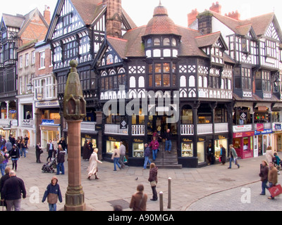 CHESTER CHESHIRE REGNO UNITO febbraio cercando lungo Eastgate e Bridge Street con la croce in primo piano Foto Stock