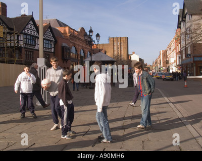 CHESTER CHESHIRE REGNO UNITO febbraio un gruppo di giovani ragazzi che si diverte durante la metà termine Foto Stock