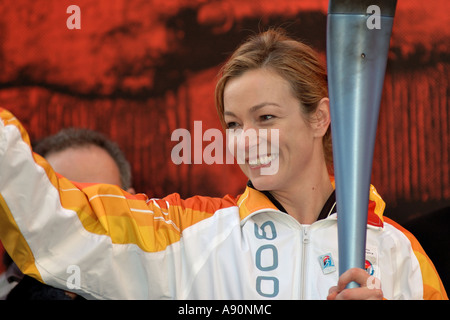 Attrice italiana Stefania Rocca portando la torcia durante i XX giochi olimpici invernali di relè, Torino, febbraio 2006 Foto Stock