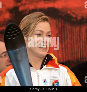 Attrice italiana Stefania Rocca portando la torcia durante i XX giochi olimpici invernali di relè, Torino, febbraio 2006 Foto Stock