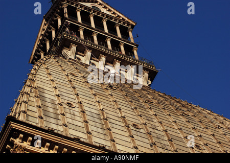 La guida alpina Alberto Re porta la torcia olimpica verso il basso la Mole Antonelliana tower, Torino, Febbraio 2006 Foto Stock