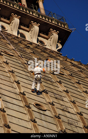 La guida alpina Alberto Re porta la torcia olimpica verso il basso la Mole Antonelliana tower, Torino, Febbraio 2006 Foto Stock