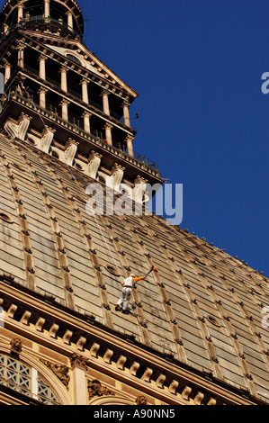 La guida alpina Alberto Re porta la torcia olimpica verso il basso la Mole Antonelliana tower, Torino, Febbraio 2006 Foto Stock