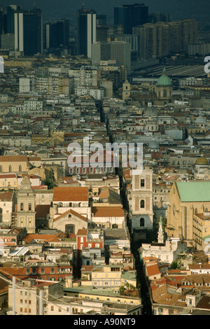 Napoli Italia vista del centro storico di Napoli che mostra l'antico decumano inferiore aka Spaccanapoli Foto Stock