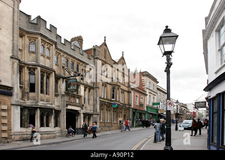 Inghilterra Somerset Glastonbury High Street e George Pilgrim Hotel Foto Stock