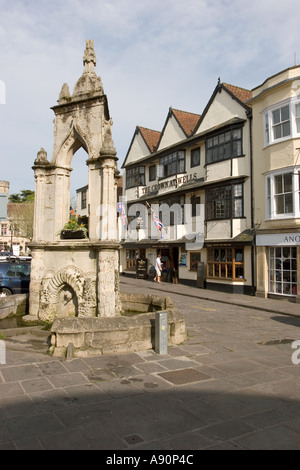 Inghilterra Somerset pozzetti Market Place Vescovo Beynktons fontana e Crown Hotel Foto Stock