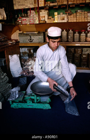 Il Pakistan NWFP Darra Adam Khel boy pesatura proiettili Foto Stock