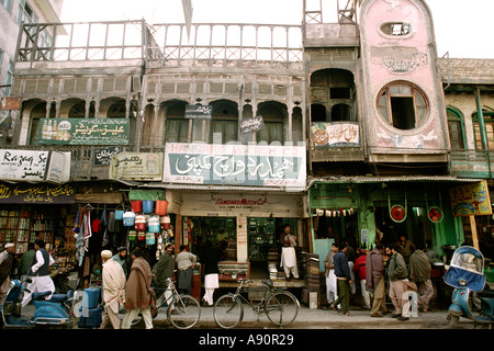 Il Pakistan NWFP Peshawar Qissa Khawani Bazaar marciapiede e negozio di fronti Foto Stock