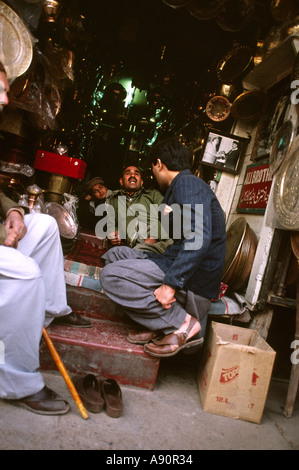 Il Pakistan NWFP Peshawar Qissa Khawani Bazaar onesto Alis negozio di rame Foto Stock