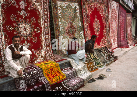 Il Pakistan NWFP Peshawar Qissa Khawani Bazaar dei venditori di tappeti Foto Stock