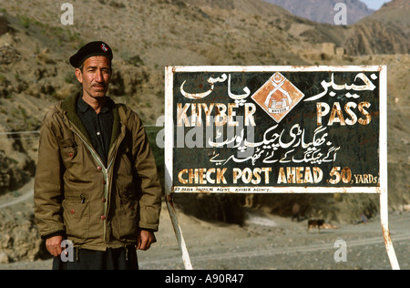 Il Pakistan NWFP Khyber Pass Jamrud Fort Khyber fucili soldato con Khyber Pass checkpost segno Foto Stock