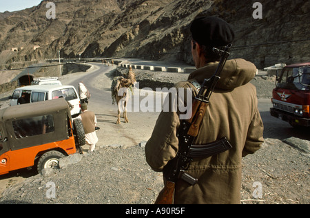 Il Pakistan NWFP al Passo Khyber Khyber soldato Fucili a Landi Kotal Fort Check Point Foto Stock