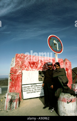 Il Pakistan NWFP al Passo Khyber Khyber fucili di soldati a Landi Kotal Fort Check Point più vicino all'Afghanistan senza visto Foto Stock