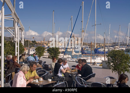 Il porto di Maiorca Cafe terasse persone Foto Stock