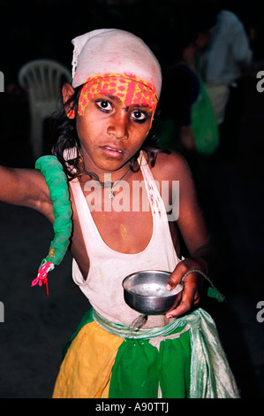 Giovane ragazzo in India Mumbai a mendicare per le strade per denaro Foto Stock