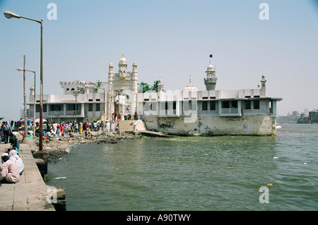 Haji Ali Dargah è una moschea e dargah tomba si trova su un isolotto al largo della costa di Worli in Mumbai India Foto Stock