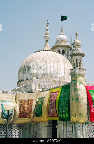 Haji Ali Dargah è una moschea e dargah tomba si trova su un isolotto al largo della costa di Worli in Mumbai India Foto Stock