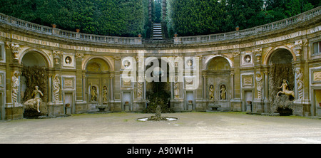 Villa Aldobrandini a Frascati, Italia. 'L'acqua theatre' davanti la villa fu costruito da Carlo Maderno poco dopo il 1600 Foto Stock