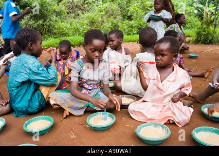 I bambini mangiano phala (polenta) come parte del progetto di Giuseppe programma alimentare nel villaggio di Kendekeza Africa Malawi Foto Stock