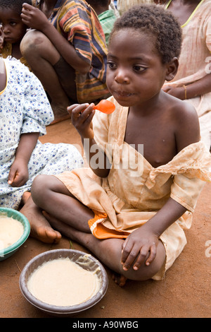 I bambini mangiano phala (polenta) come parte del progetto di Giuseppe programma alimentare nel villaggio di Kendekeza Africa Malawi Foto Stock