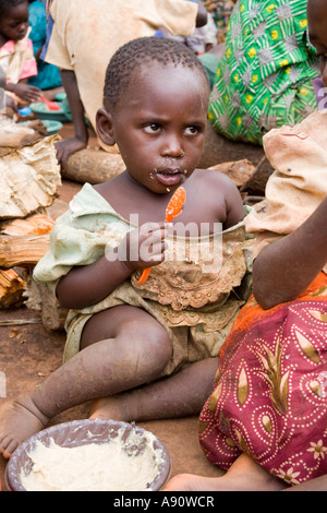 I bambini mangiano phala (polenta) come parte del progetto di Giuseppe programma alimentare nel villaggio di Kendekeza Africa Malawi Foto Stock