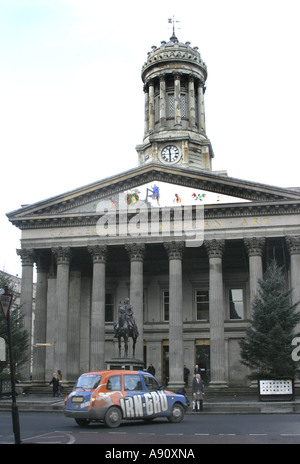Galleria di Arte Moderna di Glasgow in Scozia con un Irn Bru taxi con marchio Foto Stock
