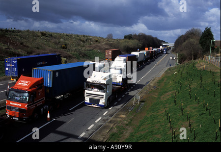 HGV autocarri 'stacked' su un14 dual carriaeway vicino al porto di Felixstowe nel Suffolk durante la chiusura a causa di cattive condizioni del tempo Foto Stock