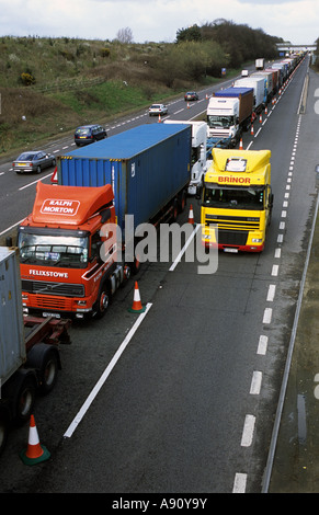 HGV autocarri 'stacked' su un14 dual carriaeway vicino al porto di Felixstowe nel Suffolk durante la chiusura a causa di cattive condizioni del tempo Foto Stock