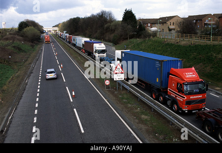 HGV autocarri 'stacked' su un14 dual carriaeway vicino al porto di Felixstowe nel Suffolk durante la chiusura a causa di cattive condizioni del tempo Foto Stock