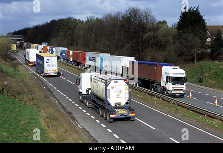 HGV autocarri 'stacked' su un14 dual carriaeway vicino al porto di Felixstowe nel Suffolk durante la chiusura a causa di cattive condizioni del tempo Foto Stock