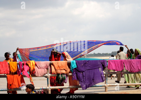 Le donne di stendere i panni sul Gange ghat, Benares, India Foto Stock