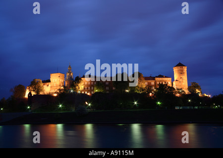 Riflessi di colle di Wawel cattedrale sul fiume Vistola, Cracovia in Polonia Foto Stock