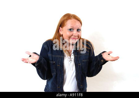 Giovane donna con le mani in alto dal lato Foto Stock