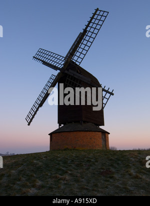 Il mulino a vento di Brill all'alba Oxfordshire UK Foto Stock