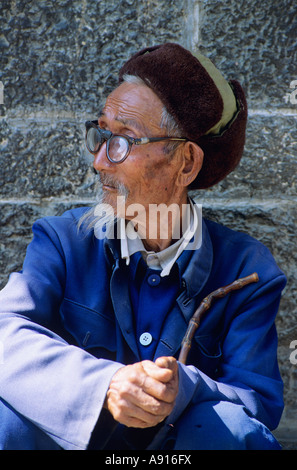 Ritratto di una minoranza Bai uomo, Dali, nella provincia dello Yunnan in Cina Foto Stock