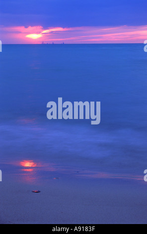 Sullo skyline di Chicago al tramonto sul lago Michigan da Indiana Dunes National Lakeshore Indiana Foto Stock