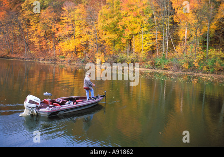La pesca dalla barca in stato Kickapoo Park Illinois Foto Stock