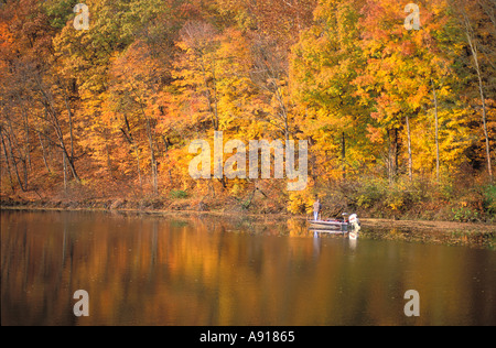 La pesca dalla barca in stato Kickapoo Park Illinois Foto Stock