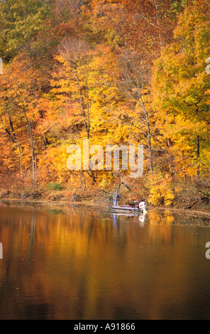 La pesca dalla barca in stato Kickapoo Park Illinois Foto Stock